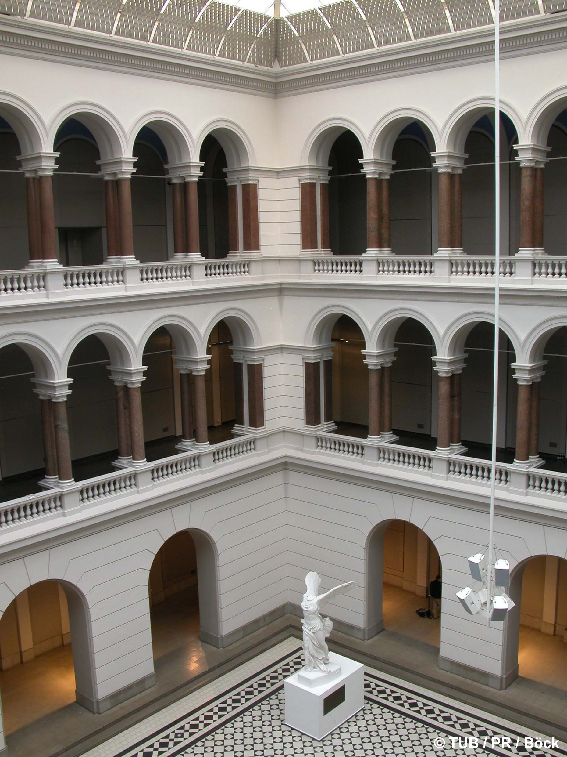 Innenhof des Hauptgebäudes